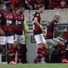 Gabigol (d) festeja con sus compañeros el segundo tanto, tras un penal.