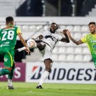 El delantero Emmanuel Adebayor (c), principal refuerzo del Olimpia, durante el juego ante Defensa y Justicia.