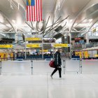 NUEVA YORK. La terminal 1, del aeropuerto internacional John F. Kennedy International muestra poco movimiento en estos días. En tiempos normales, por ahí se movilizan 50.000 pasajeros internacionales al día.
