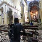 En las primeras horas de la mañana de este jueves 12 de marzo, las personas asistieron a la iglesia a rezar por la pandemia de coronavirus.