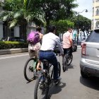 Realidad. Algunos ciclistas sortean el paso entre vehículos, por falta de ciclovías.