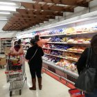 2. Supermercados. La ciudadanía volvió a sobrerreaccionar a las medidas de prevención y acudió en masa a las tiendas para comprar comida. Los locales comunicaron que tienen suministros garantizados y no hay necesidad de abastecerse.