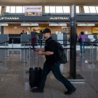 Pocos pasajeros recorren el Aeropuerto Internacional de Dulles, Virginia, Estados Unidos.