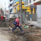 Lodo y tierra por trabajos de regeneración aquejan a los vecinos de la Kennedy.