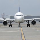 El arribo de vuelos internacionales se restringe desde la media noche de este domingo.