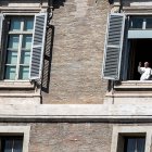 Tras rezar el Angelus dominical, el PapaFrancisco se asomó a la ventana e impartió la bendición a la Plaza de San Pedro completamente vacía.