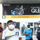 Uno de los guardias de seguridad del aeropuerto controla el ingreso de personas a la terminal.