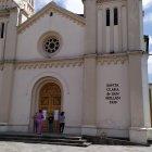 Varias feligreses llegaron ayer a las iglesias y se encontraron con el anuncio de suspensión de todas las actividades religiosas.