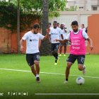 Junior Sornoza (i) y Rodrígo Aguirre, de Liga, antes de la suspensión de los entrenamientos.