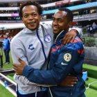 Renato Ibarra (d), junto a su hermano Romario, que milita en el Pachuca mexicano.