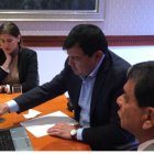 El presidente de la Asamblea, César Litardo (c) y los asambleístas Cristina Reyes y Carlos Camballa en la reunión del CAL