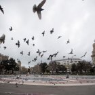 BARCELONA.Aspecto de la Plaza de Cataluña, que permanece cerrada al publico. En la capital catalana, al igual que en el resto de España, se vive este lunes el primer día laboral de aplicación del decreto de alarma, que supone entre otras medidas la restricción de la movilidad, lo que disminuye de nuevo notablemente el tráfico y la circulación de personas.