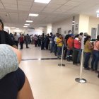 Fila de personas para realizarse el test del coronavirus.