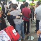 Llegada. Los familiares recibieron a sus parientes con mascarillas y guantes.