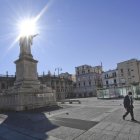 NÁPOLES. Un napolitano transita por una desierta plaza en medio de la crisis sanitaria que afecta a varias ciudades europeas