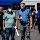 Transeúntes chilenos caminan por las calles de Santiago donde se extreman cuidados para el contagio.