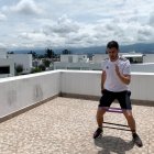 El volante de Universidad Católica, Facundo Martínez, se entrenó en su casa.