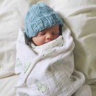 Debes evitar que las visitas toquen al bebé.