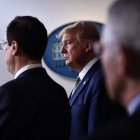 WASHINGTON. El presidente Donald Trump escucha al secretario del Tesoro, Steven Mnuchin, durante la conferencia de prensa diaria sobre la situación de la pandemia de coronavirus en su país.