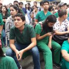 Los estudiantes de la Universidad de Guayaquil colaboran a través del grupo de voluntariado.