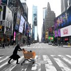 NUEVA YORK. Un hombre atraviesa una importante avenida de Manhattan, tras las medidas impuestas por la Gran Manzana, en su intento por controlar la propagación del virus.