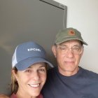 Rita Wilson y Tom Hanks luego de ser dados de alta en el hospital australiano.