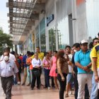 Pese a la prohibición, decenas de personas se juntaron afuera de bancos.