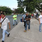 Maestros de construcción, jardineros y trabajadoras del hogar remuneradas en la vía a la Costa, a la salida de su labor el lunes 16 de marzo por la tarde.