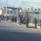 Familias indígenas se apuestan en las afueras del mercado central de Machachi en busca de trabajo
