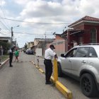 Villa España. Varios residentes y personal de seguridad usan mascarillas y guantes para evitar el contagio de coronavirus.