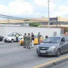 El control para evitar la circulación masiva de automotores en Guayaquil se realiza en varios puntos de la ciudad.