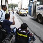 Las personas deben esperar por más de una hora para que llegue un bus con rampa.