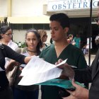 Un grupo de estudiantes de la Universidad de Guayaquil que realiza el internado rotativo en varios hospitales.