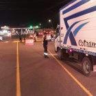 La Comisión de Tránsito del Ecuador (CTE) asegura que los controles se aplican en toque de queda, para verificar que los camiones, que no transportan alimentos y medicinas, cumplan con la medida.