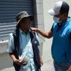 Personal municipal atiende a personas indígentes. Ofrece estadía en casas hogar para evitar la circulación en las calles.