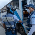 Los buses se desinfectan para circular en Guayaquil.