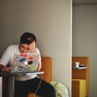 Este duda surge tanto en hombres como mujeres.