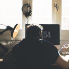 Elegir un buen lugar de casa para el trabajo  es clave. Tras leer estos consejos entenderás qué está mal en esta foto.