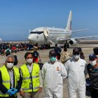 Niños de una fundación internacional de fútbol regresan a Ecuador en un avión de la FAE