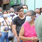Situación. Largas filas se registraron en las afueras de los bancos este viernes 20 de amrzo.