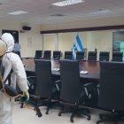 La sala de crisis del ECU-911 en La Puntilla, Samborondón, es fumigada como medida de prevención. Este cantón recoge 48 casos confirmados.