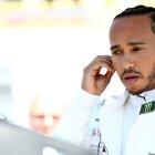 El piloto de Mercedes estuvo en contacto con el actor Idris Elba y su mujer, Sophie, que sí dieron positivo.