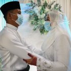 Malaysia. Mohammad Nor Azwan Ishak, de 27 años, y la novia, Nuramiraalia Noorbashah, de 25, usan mascarillas como medida preventiva contra el COVID-19.
