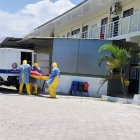 Hecho. Momento en el que el cuerpo del fallecido es retirado del IESS de Ancón.