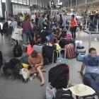 BOGOTÁ. Decenas de pasajeros esperan vuelos en el aerupuerto El Dorado International de esta capital, a horas de una suspensión de los vuelos en Colombia, on March 19, 2020. - Colombia will block all international flights from Monday for 30 .