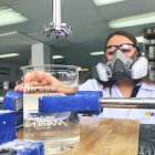 Una trabajadora de Wesco revisa la calidad del gel antibacterial que han empezado a producir.