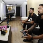 El delantero Maximiliano Barreiro disfruta de la consola, ahora que tiene más tiempo libre. Su juego favorito es el fútbol. Generalmente tiene partidas con sus familiares y compañeros de equipo vía online.

El delantero Maximiliano Barreiro disfruta de la consola, ahora que tiene más tiempo libre. Su juego favorito es el fútbol. Generalmente tiene partidas con sus familiares y compañeros de equipo vía online.