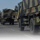 Así ocurre en Italia: Una larga columna de camiones del Ejército desfiló por el centro de Bérgamo. Transportaban féretros de decenas de víctimas de coronavirus para su incineración en otros municipios.