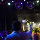 Ante la suspensión de eventos, los famosos han encontrado la forma de seguir entreteniendo a sus fans... a distancia.