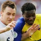 Carlos Tenorio, cuando jugaba por la Tri, en el duelo ante Inglaterra.